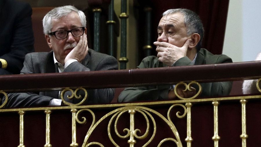 Los secretarios generales de CCOO y UGT, Ignacio Fernández Toxo y Pepe Álvarez, asisten desde la tribuna de invitados al pleno del Congreso.