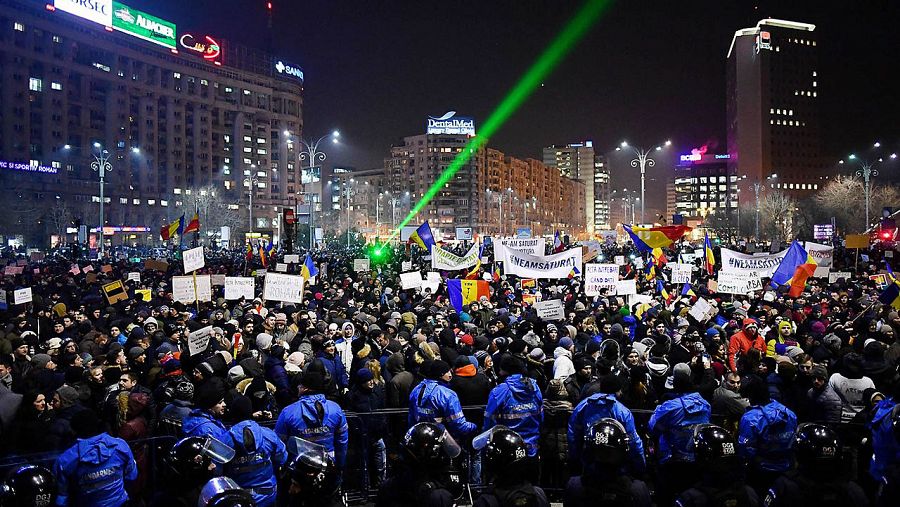 Manifestación ante la sede del gobierno rumano en Bucarest