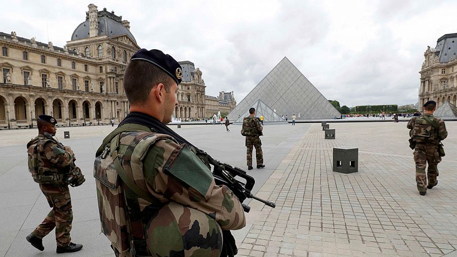 Un militar ha abierto fuego en el Museo del Louvre tras un intento de agresión.