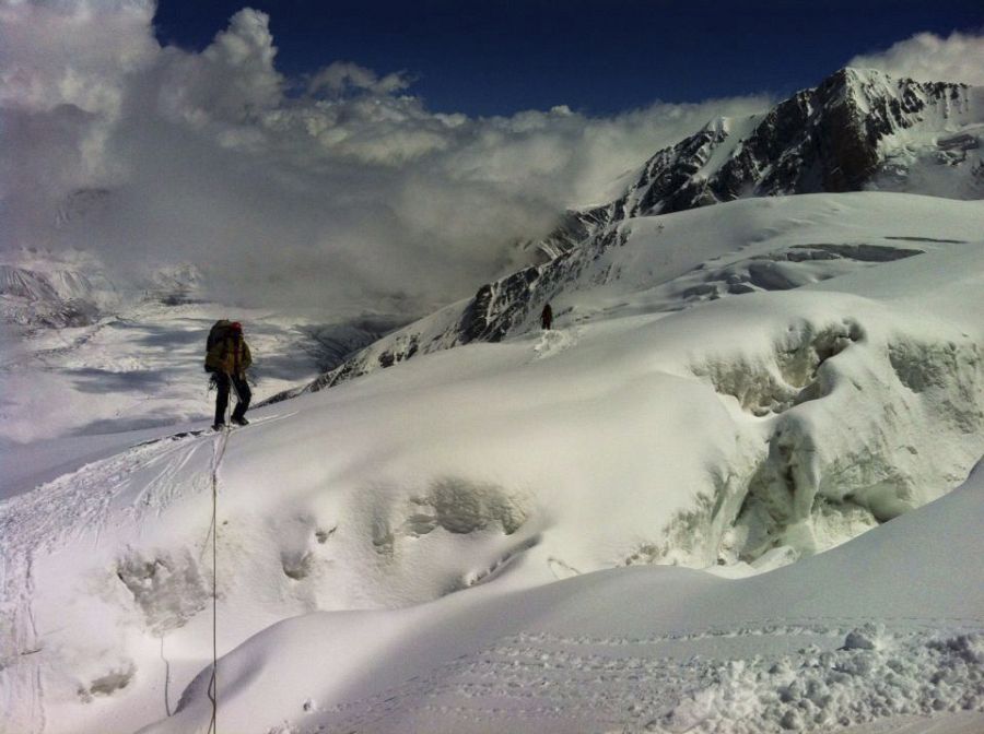 Cuatro montañeros emprenden esta aventura que tiene como objetivo el ascenso a uno de los picos más emblemáticos del nudo del Pamir: el Pico Lenin