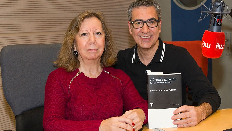 Inmaculada de la Fuente posa junto a Arturo Martín con su libro