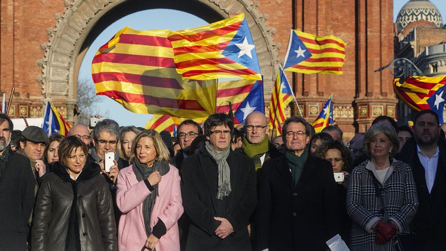 El presidente de la Generalitat, Carles Puigdemont y la presidenta del Parlament, Carme Forcadell junto al resto de los miembros del Gobierno catalán, acompañan al expresidente Artur Mas,a la exvicepresidenta Joana Ortega y la exconsellera Irene Riga