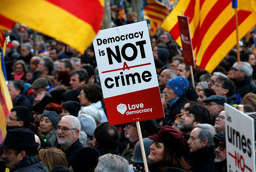 Unas 40.000 personas, según el Ayuntamiento de Barcelona, se han concentrado a las puertas del TSJC para arropar a Mas, Ortega y Rigau.