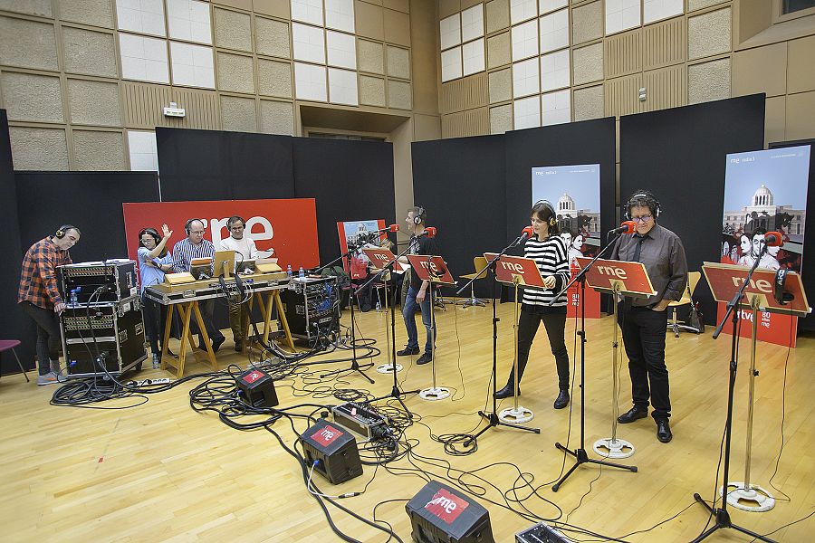 Aitana Sánchez-Gijón y Pedro Casablanc, juntos en el ensayo de 'Jekyll y Hyde', la nueva ficción sonora de RNE