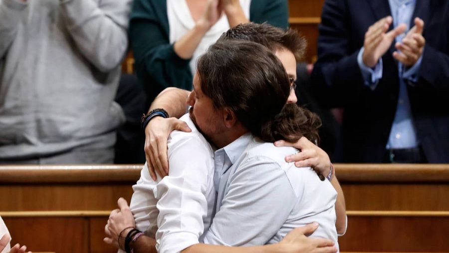 Iglesias y Errejón se abrazan en el Congreso (EFE).