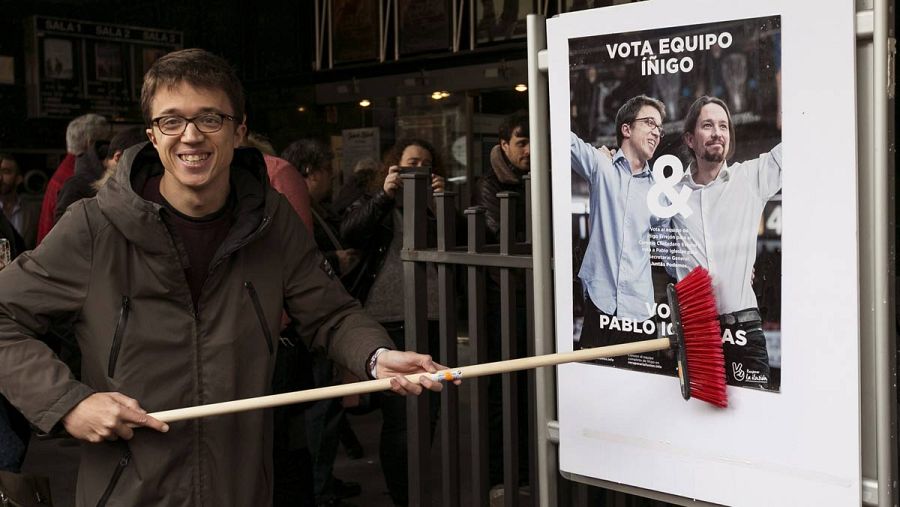 Errejón presenta la lista de su Consejo y utiliza la imagen de Iglesias (EFE).