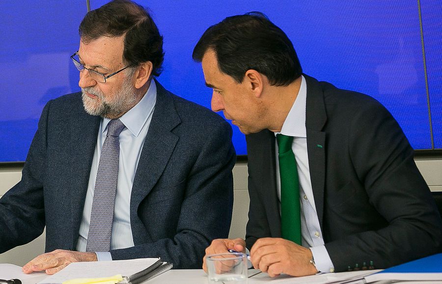 El vicesecretario de Organización de PP, Fernando Martínez-Maillo, habla con Rajoy