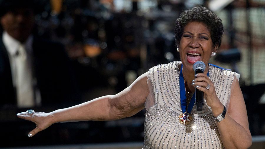 La cantante Aretha Franklin durante una actuación en la gala homenaje que le dedicó la cadena de televisión BET, en el Warner Theatre de Washington, el 8 de febrero de 2014