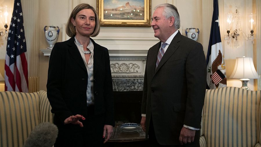 El secretario de Estado de EE.UU., Rex Tillerson, se reúne con la representante de Política Exterior de la UE Federica Mogherini.