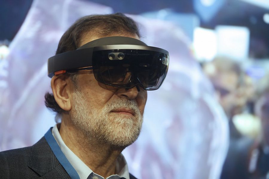 Rajoy, con unas gafas de realidad virtual tras su llegada al 18º Congreso Nacional del PP