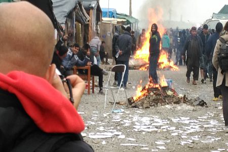 Pequeñas hogueras en la calle mayor de la jungla