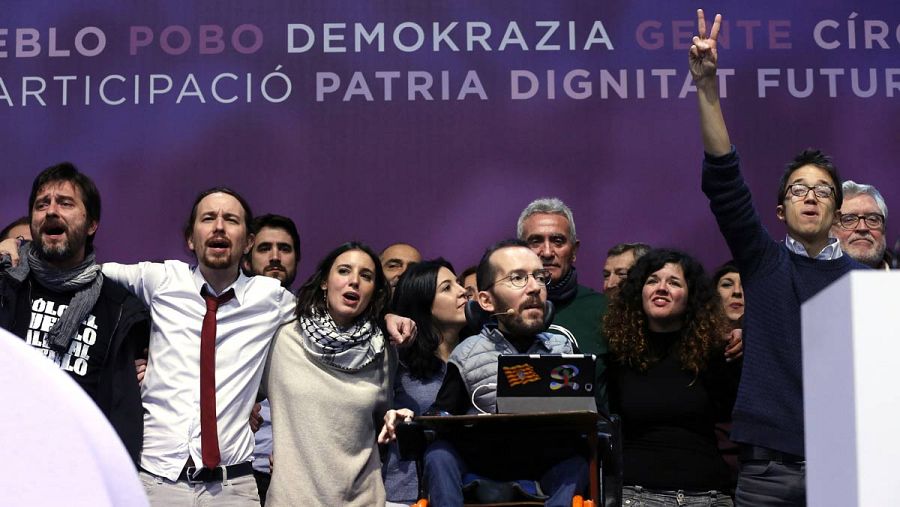 Iglesias, con su equipo más cercano, en el cierre de Vistalegre.