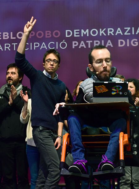 Íñigo Errejón y Pablo Echenique saludan junto a otros miembros del nuevo Consejo Ciudadano de Podemos.