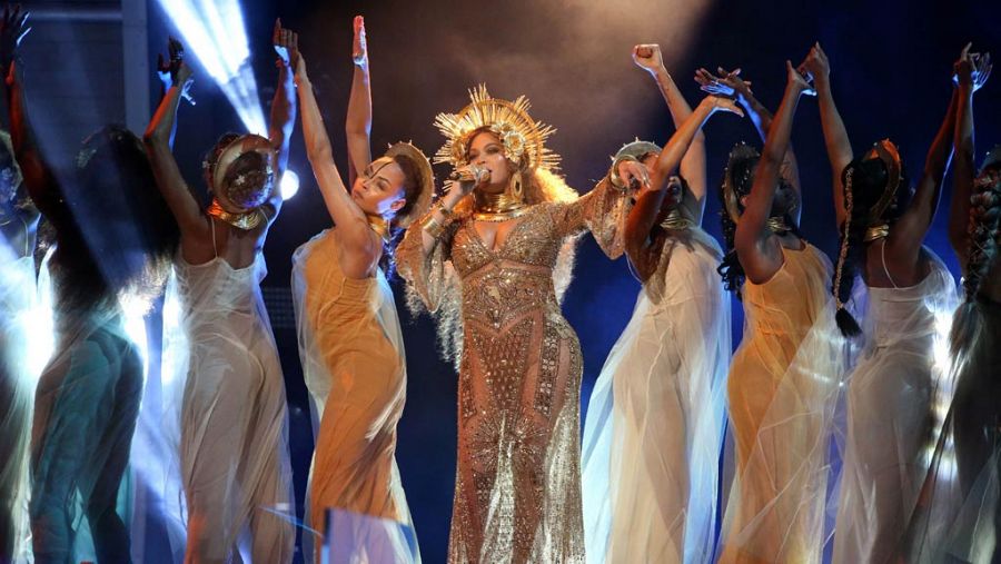 La cantante estadounidense Beyoncé, durante su espectacular actuación en los Grammy