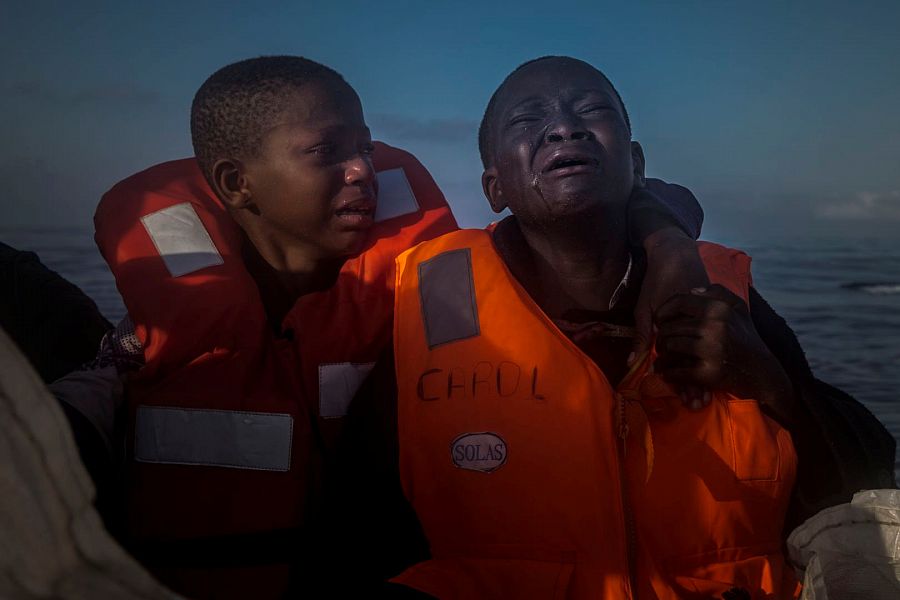 Esta imagen de dos hermanos nigerianos de 11 y 10 años rescatados a la deriva en el norte de Libia. Los niños habían navegado durante horas en un barco de goma con otros refugiados, los contrabandistas de Líbia a menudo se aprovechan de los refugiado
