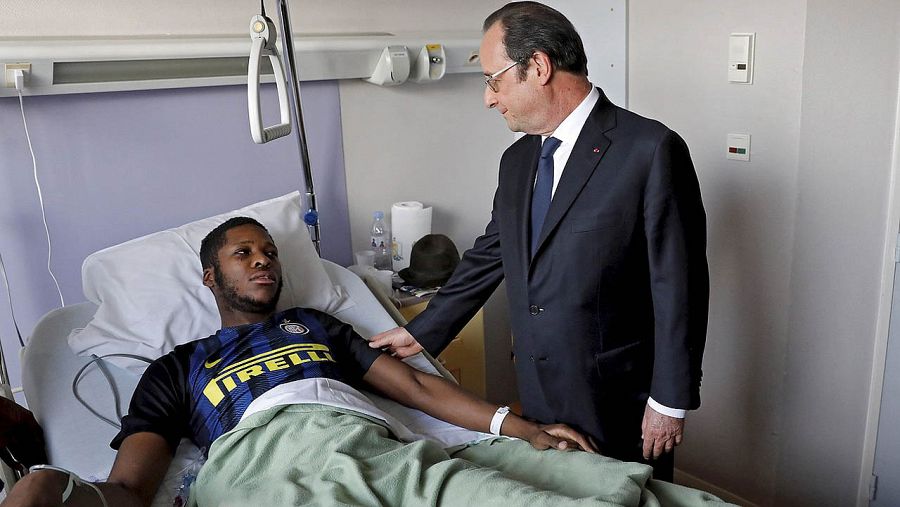 Fotografía cedida por el periódico francés Le Parisien del 7 de febrero que muestra al presidente francés, François Hollande, conversando con Theo en su habitación en el hospital Robert Ballanger en Aulnay-sous-Bois