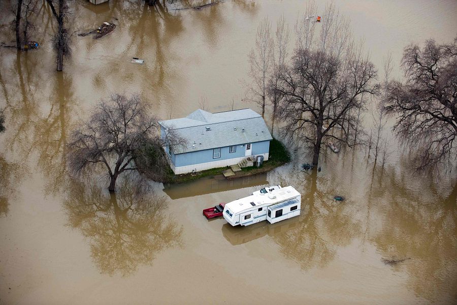 Casa sumergida en el agua tras las inundaciones de Oroville.