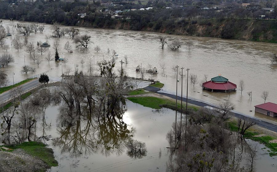 Imagen del parque Riverbend Park de Oroville inundado.