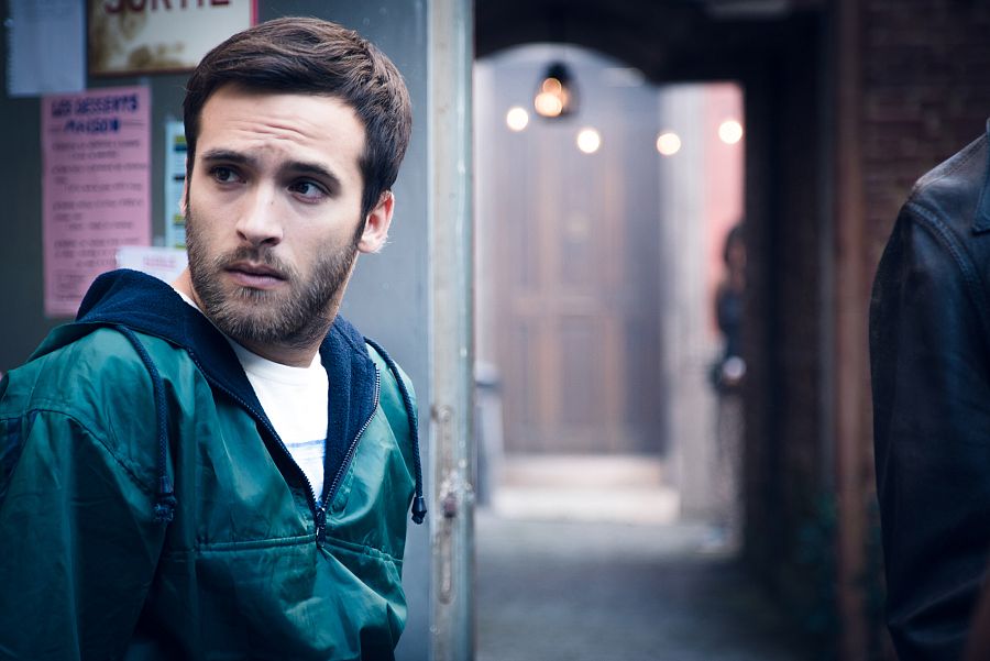 Carlos no sabe si contarle la verdad a Julia