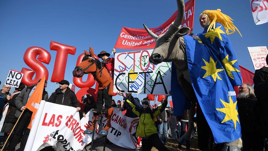 Protestas en el exterior de la Eurocámara contra el CETA