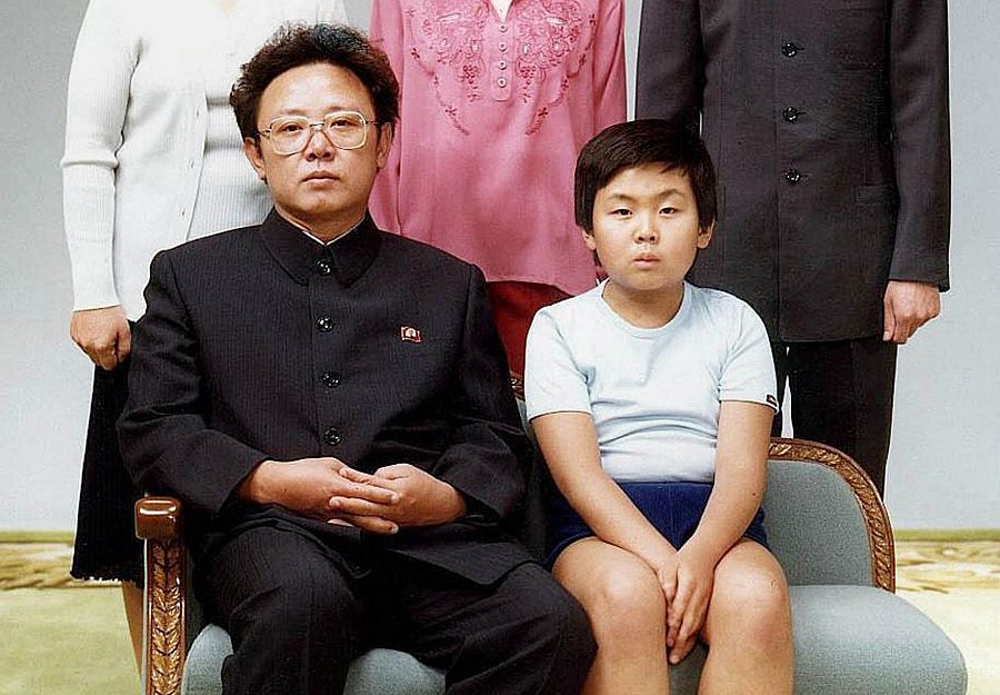 Kim Jong-il junto a su hijo Kim Jong-Nam  en una imagen de archivo del 19 de agosto de 1981.