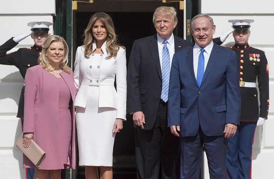 De izquierda a derecha, la esposa del primer ministro israelí, Sara Netanyahu; la primera dama de EE.UU.; Melania Trump; el presidente Donald Trump; y el primer ministro de Israel, Benjamin Netanyahu.