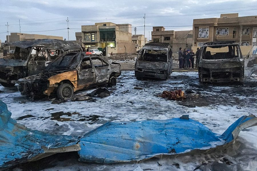 Coches calcinados en el lugar del atentado en Bagdad