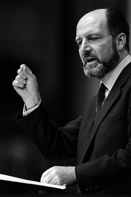 El expresidente del Partido Liberal, José Antonio Segurado, durante su intervención por Alianza Popular en el Debate Sobre el Estado de la Nación de 1987.