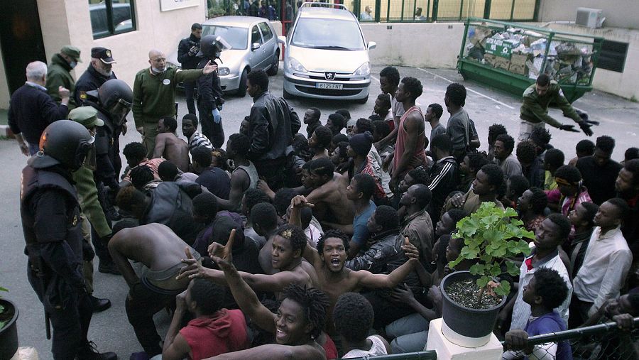Inmigrantes a las puertas del CETI de Ceuta tras el salto a la valla