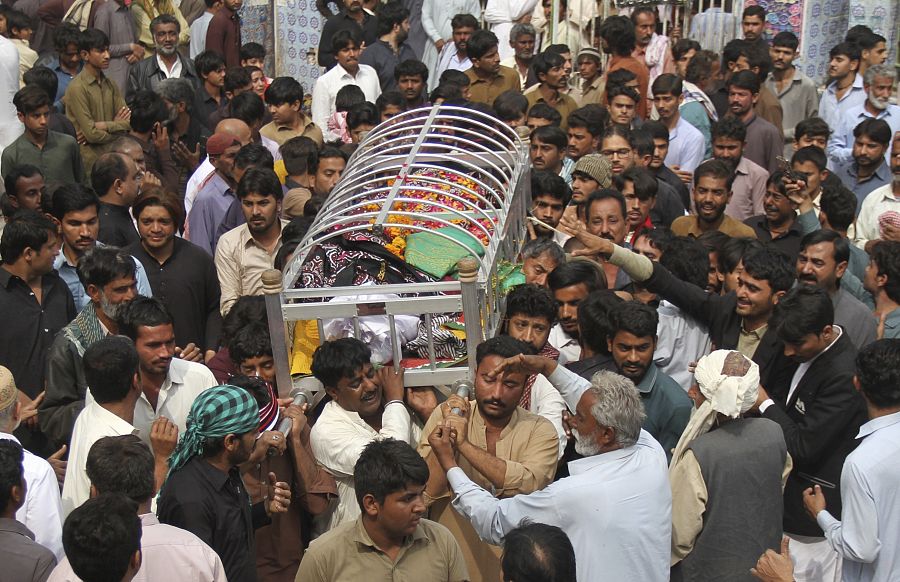 Funeral por una de las víctimas del atentado suicida contra el templo sufí Lal Shahbaz Qalandar.