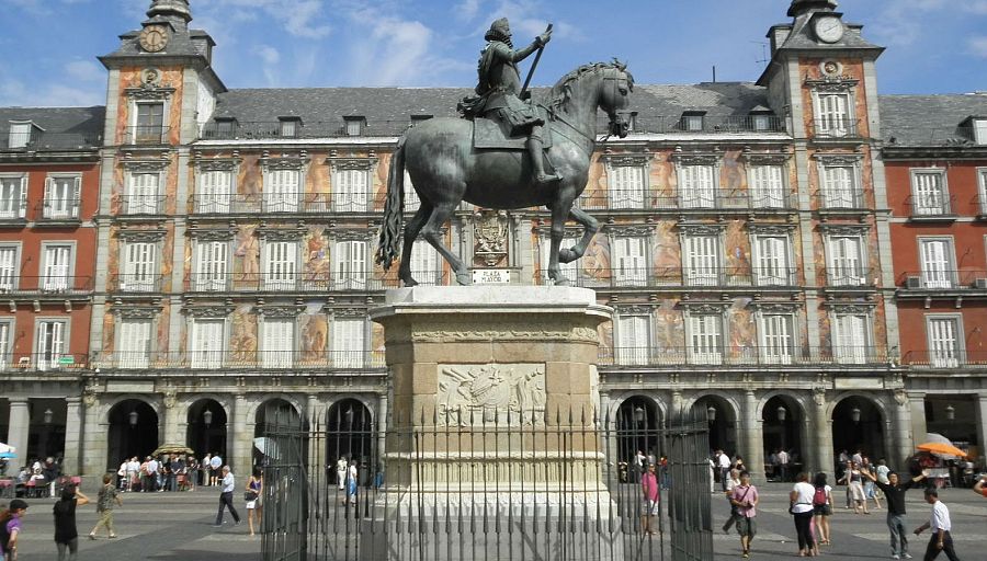 El monumento ecuestre de Felipe III preside la Plaza Mayor de Madrid