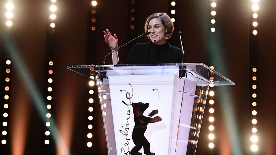 La directora española Carla Simón recoge el premio a mejor ópera prima por 'Estiu 1993'.