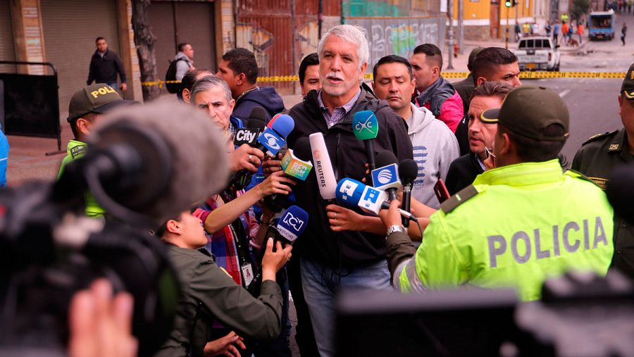 El alcalde mayor de Bogotá, Enrique Peñalosa, habla con los medios de comunicación en el lugar donde se ha registrado una explosión en Bogotá (Colombia).