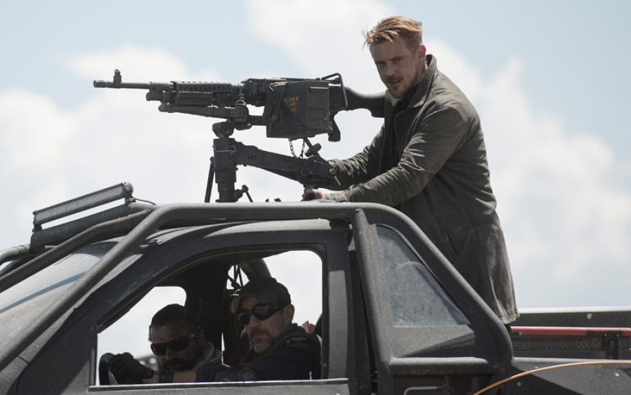 Pierce lidera un grupo de Cyborgs