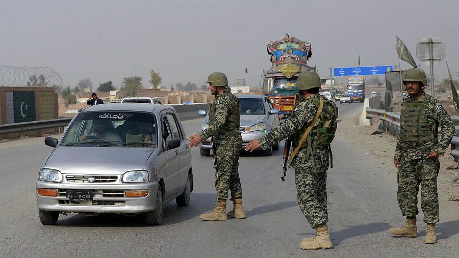 Soldados pakistaníes en un control en Peshawar