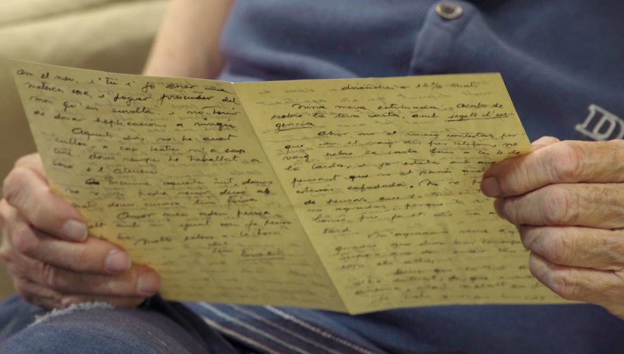 Julián, el hijo de Ángeles Santos, conserva las cartas de su madre