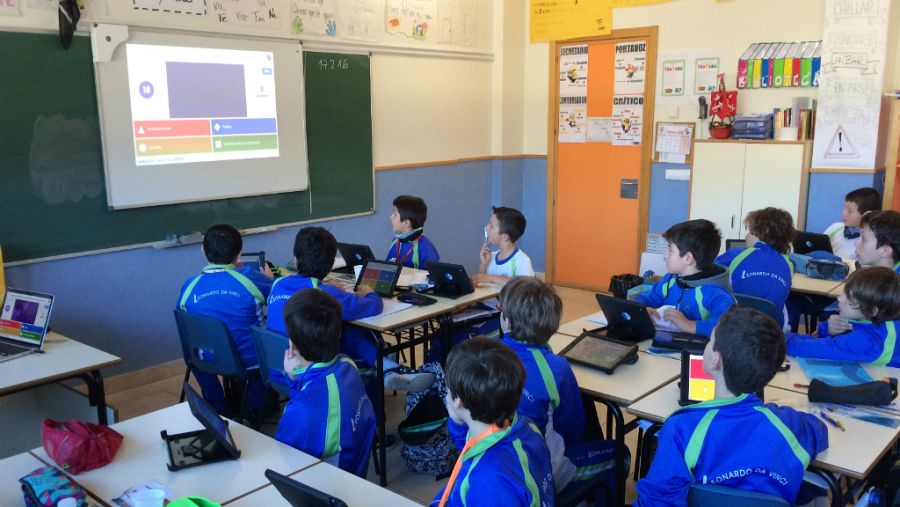 Niños aprendienco con el método Kahoot