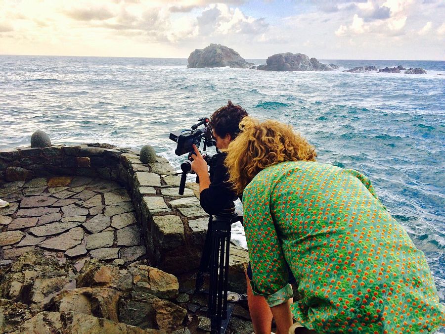 Manel Navarro supervisa el trabajo del equipo técnico de su videoclip