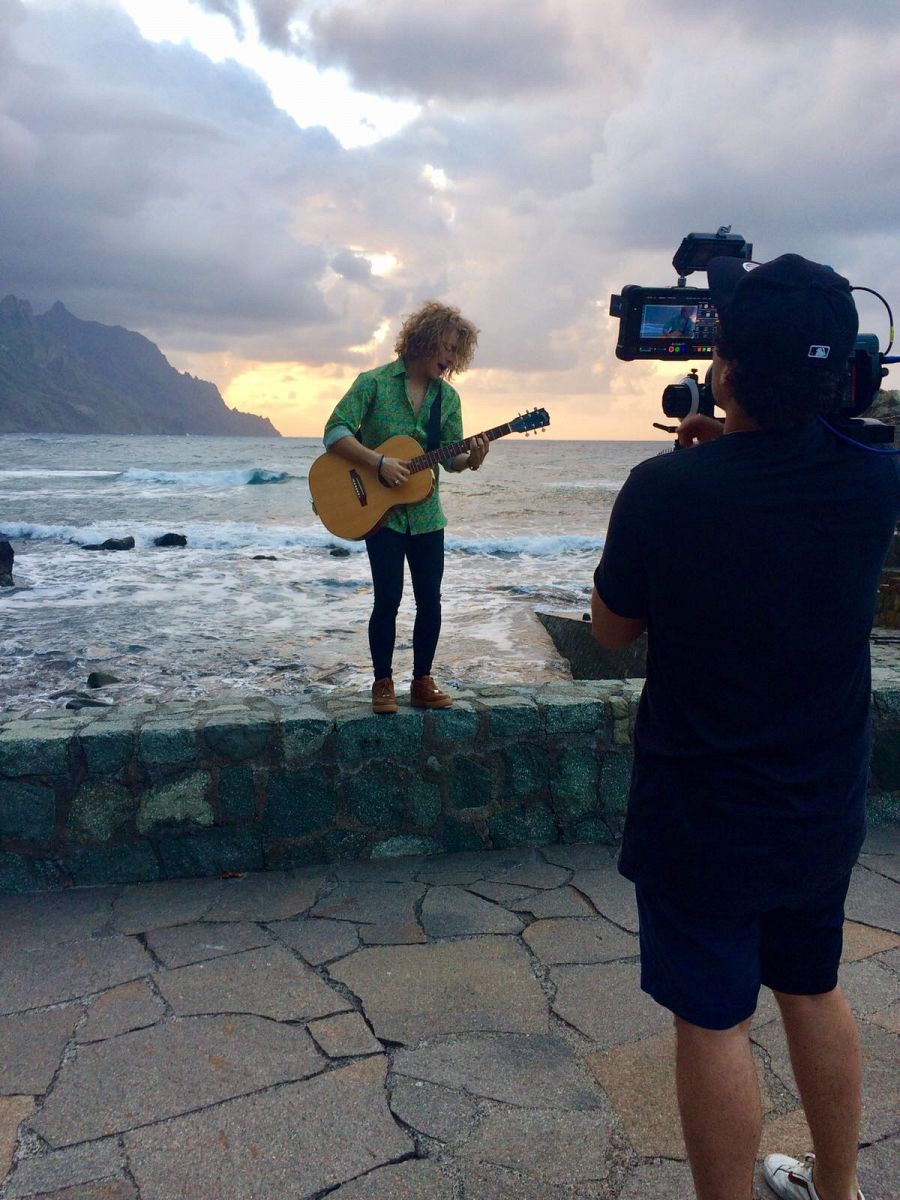 Manel Navarro en el norte de Tenerife grabando su videoclip
