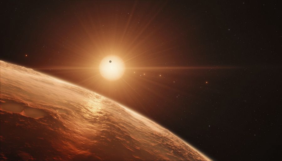 Impresión artística de la vista desde la superficie de uno de los planetas del sistema TRAPPIST-1.