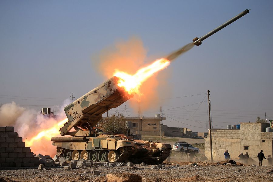 Lanzamiento de un misil del ejército iraquí en las inmediaciones del cuartel de Al Gazlani, al sur de Mosul.
