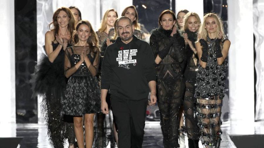 Juan Duyos con sus modelos tras el desfile en Madrid