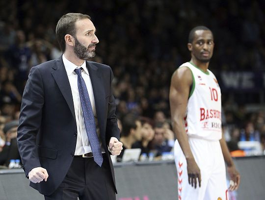 El entrenador del Baskonia, Sito Alonso, durante el choque ante el Anadolu Efes.