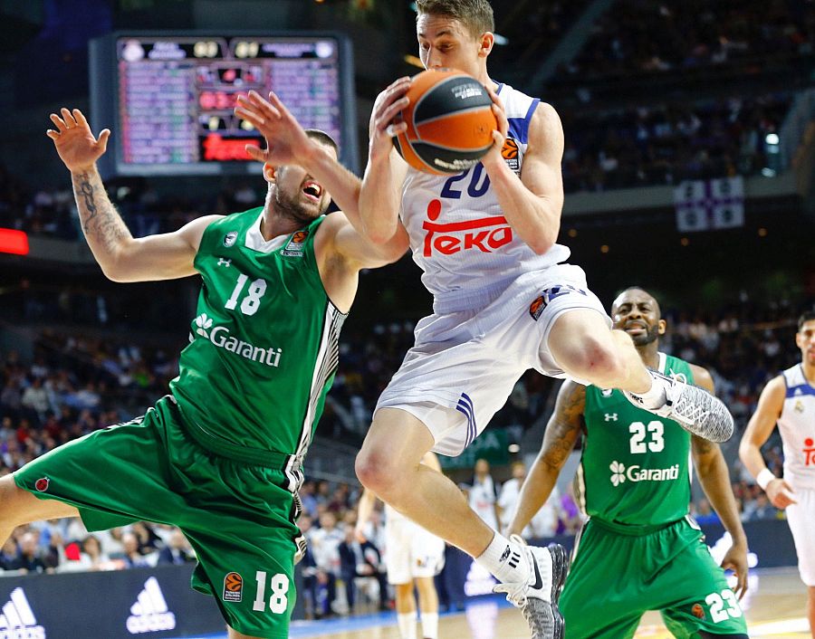 El alero estadounidense del Real Madrid Jaycee Carroll entra a canasta ante el francés Adrien Moerman, alero de Darussafaka Dogus, durante el partido de la jornada 23 de la temporada regular de la Euroliga de baloncesto.
