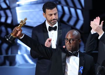 El director y guionista de 'Moonlight', Barry Jenkins, sostiene el Oscar a mejor película de 2017
