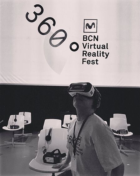 Un visitante del 'Movistar Barcelona 360 Virtual Reality Fest'