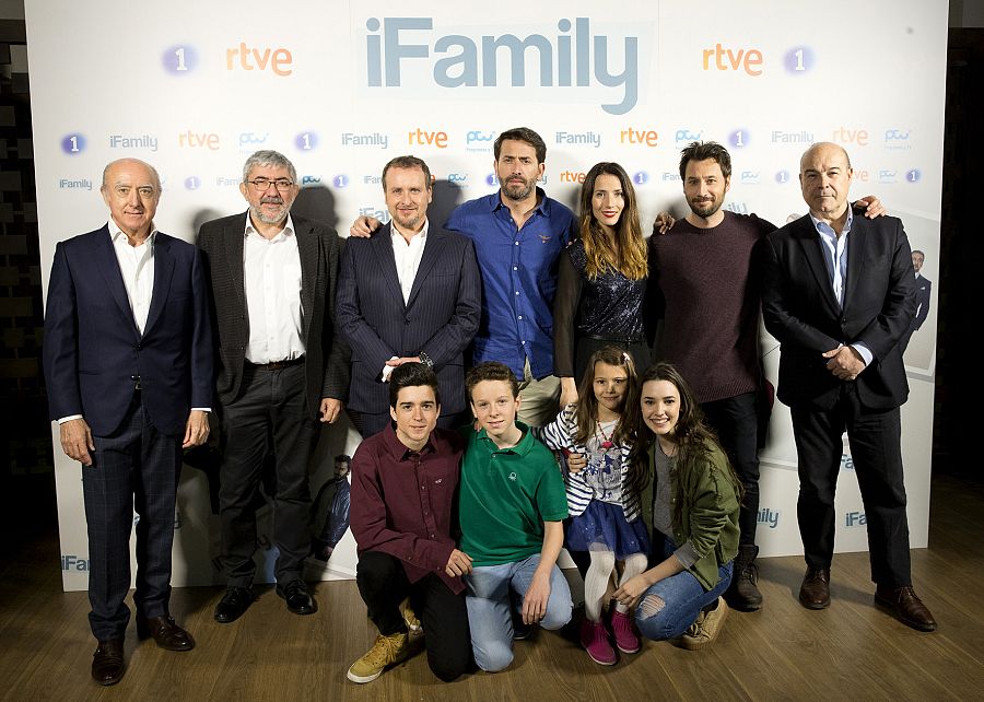 El equipo de 'iFamily', la nueva comedia de RTVE, posa al completo en su presentación a los medios