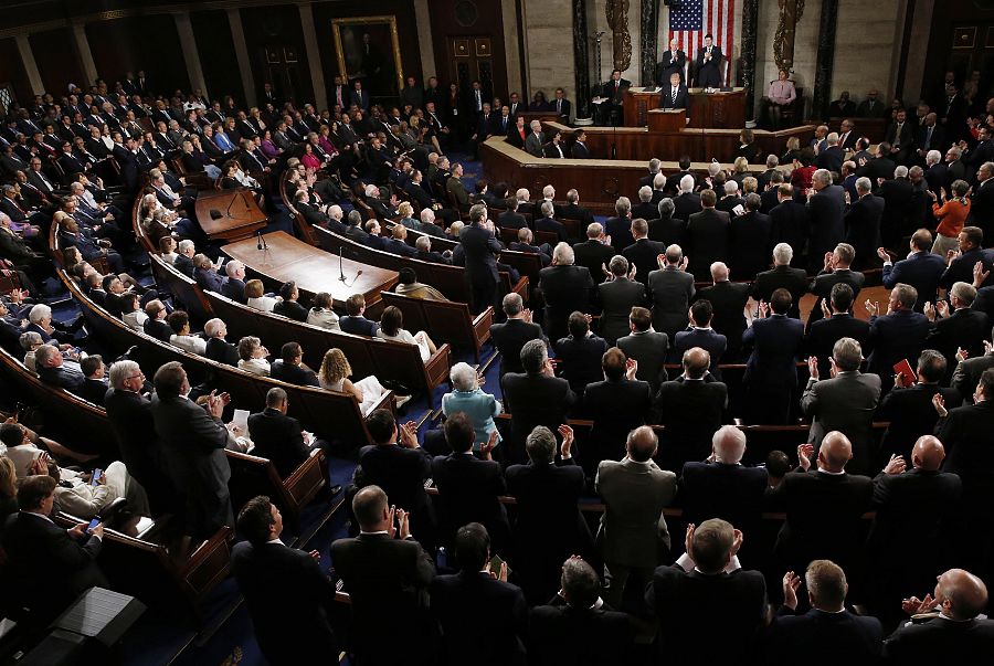 Imagen en la que se aprecia la división del Congreso entre los que aplauden (republicanos) y los que no (demócratas)