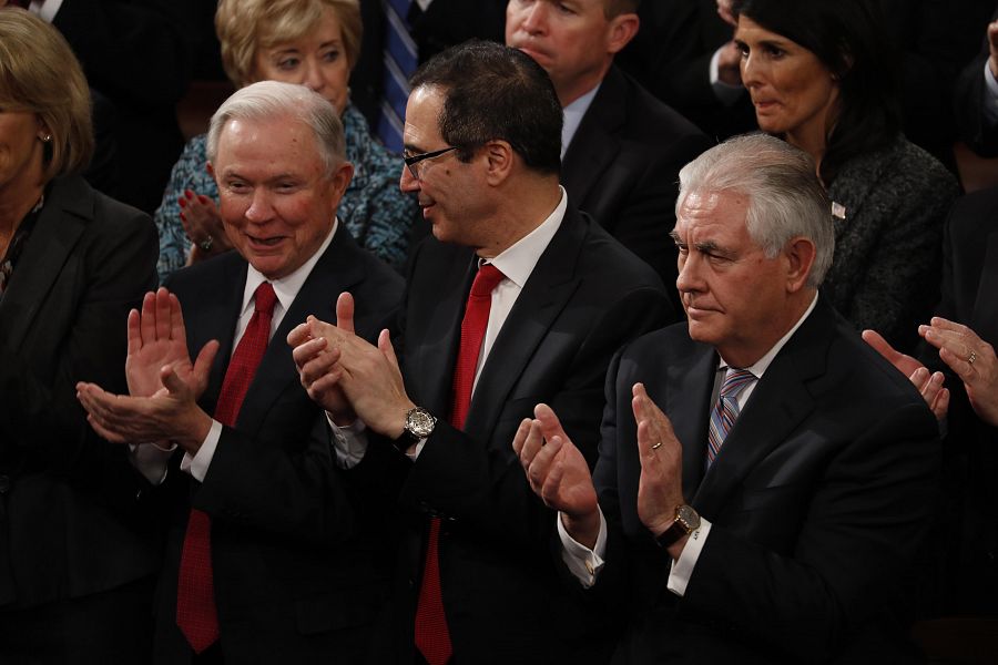 El fiscal general Jeff Sessions, el secretario del Tesoro Steve Mnuchin y el secretario de Estado Rex Tillerson aplauden a Trump en un momento de su discurso.