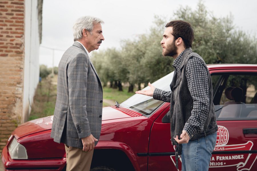 Antonio discute por Carlos, que defiende a su amigo Luis